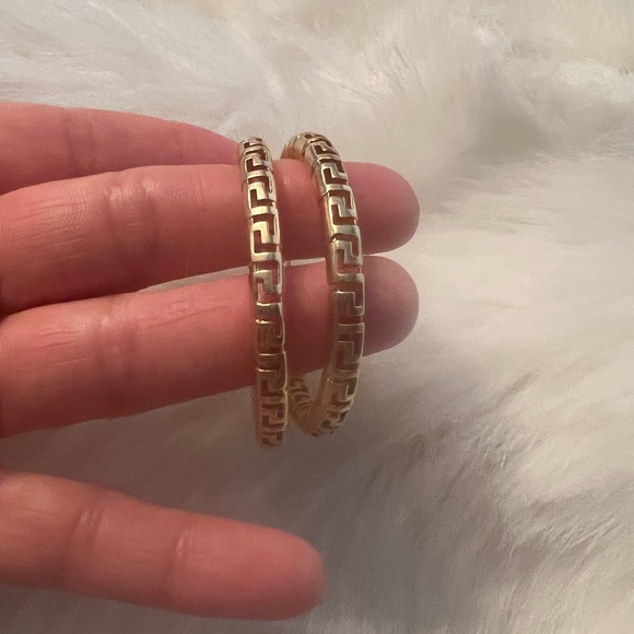 Designer hoop earrings-gold - Picture 3 of 5